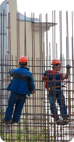 Obreros trabajando en edificio
